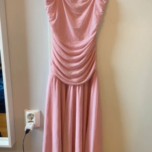 Klänning - Jättefin somrig klänning. Den är från  STOCKH LM i storlek 34/XS. Jag har aldrig använt den. 