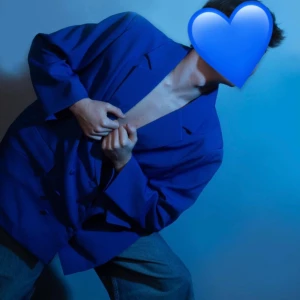 Oversized blå kavaj! - Oversized blå kavaj från Missguided i storlek eur 44/uk 16! Använd endast en gång för en photoshoot så behöver hitta nytt hem där den kan användas oftare❤️ Skicka gärna ett dm för fler bilder/med frågor🤩 Kan mötas upp i Malmö området för upphämtning!🥰