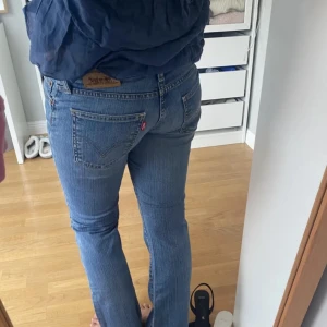 Low Waist bootcut jeans - Dem här jeansen från Levis är bootcut och lågmidjade. Dem är i bra skick utan hål, Inte slitna.  (Inte min bild)
