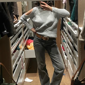 Sweatshirt grå - Säljer min super fina gråa sweatshirt. Bra kvalité samt passform. Oversized i modellen🤎
