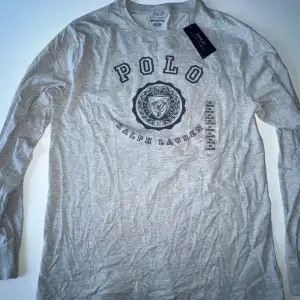 Helt ny Polo Ralph Lauren grå tröja i fint skick och aldrig använt, etikett kvar. Färg: Grå Skick: 10/10