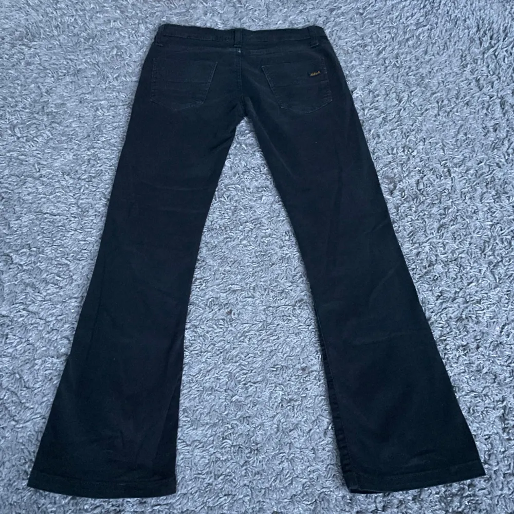 Lågmidjade bootcut jeans Midjemåttet 37  Innerbenslängd 74  Ytterbenslängd 94. Jeans & Byxor.