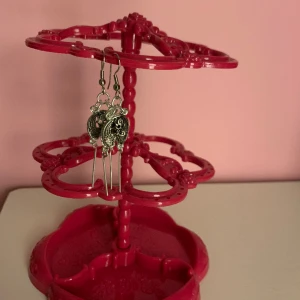 Örhängesställ - Har du många örhängen att hänga upp är detta kanske något för dig. Många hål att hänga i och måttet ser du på bilden.