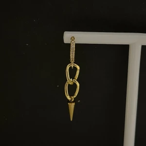 Nitörhänge i guld 😍 - Jag har gjort örhänget själv. Material är rostfritt stål samt koppar. 