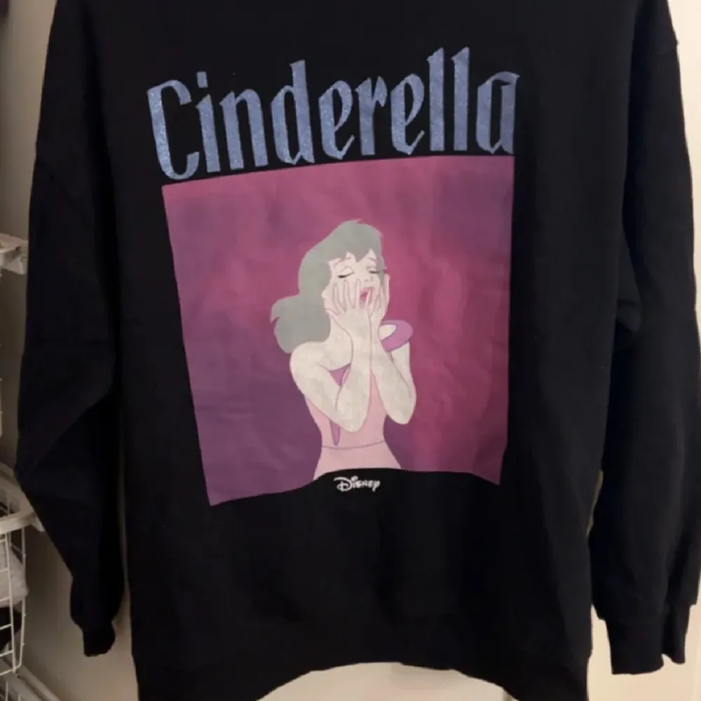 Säljer denna superfina Disney tröjan med cinderella tryck på. Säljs då den inte används längre. Jag står ej för kostanden på frakten.. Hoodies.