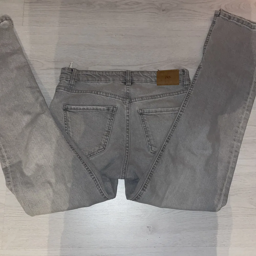 Säljer att par grå ish straight jeans med slits längst ner, säljer då de är för korta för mig som är 162. Pris går att diskuteras! ❤️. Jeans & Byxor.
