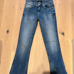 Säljer dessa supersnygga jeansen från Ltb i modellen Fallon i storlek W25 L30😊 Aldrig använda och endast provade! Säljer då jag tycker att dem är lite för korta på mig som är ca 1,63🥰