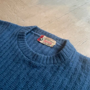 "Revere" knit sweater  - Blå/Ljusblå knit i bra skick, skön passform i en storlek M.