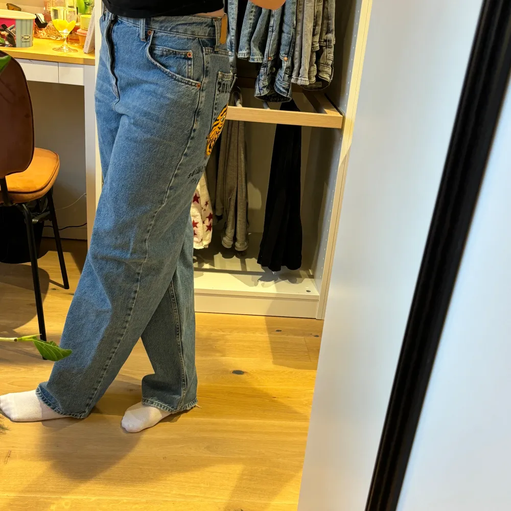 Säljer ett par super coola jeans från BDG, baggy passform och ganska highwaist i storlek w26☺️säljer då dem har blivit lite små för mig😊. Jeans & Byxor.