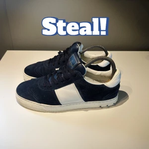 Valentino Flycrew - Tja! säljer nu ett par riktigt snygga valentino flycrews i den mycket eftertraktade och sällsynta färgen mörkblå!🔵 Skick är 9,5/10 nästintill helt nya! Kvitto finns! Skriv vid frågor! 🔥
