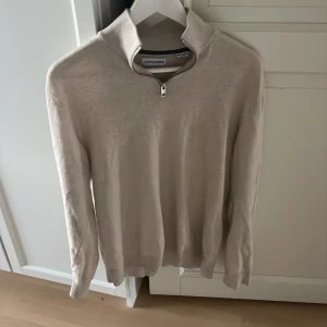 JJ halfzip  - Säljer nu min fräscha Jack and Jones halfzip då den inte används längre. Storleken är S men sitter som M, en större anledning till att den inte används längre. Tveka inte att höra av er vid minsta fundering. Kan gå ner i pris vid snabb affär!