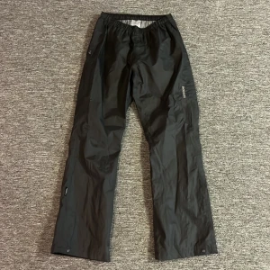 Tunna överdragsbyxor  - Fina begagnade tunna överdragsbyxor. Inga fickor. Kommer från ett djur och rökfritt hem.