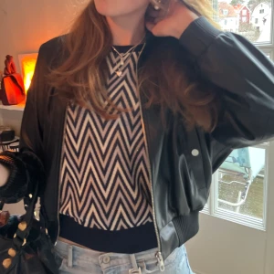 Bomberjacka  - As cool bomberjacka i fake skinn💖💛 passar till både fest och vardag💘