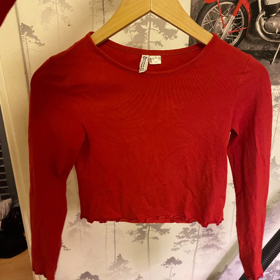 Röd magtröja, knappt använd