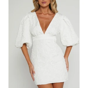 Studentklänning  - Jättefin vit klänning som passar perfekt till studenten! Storleken är 40 men passar mindre och större. Är helt ny med prislappen kvar. Kostar runt 1100 kr att beställa från hemsidan (med frakt och tull) 