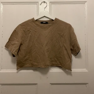 Kort t-shirt - Beige magtröja t-shirt