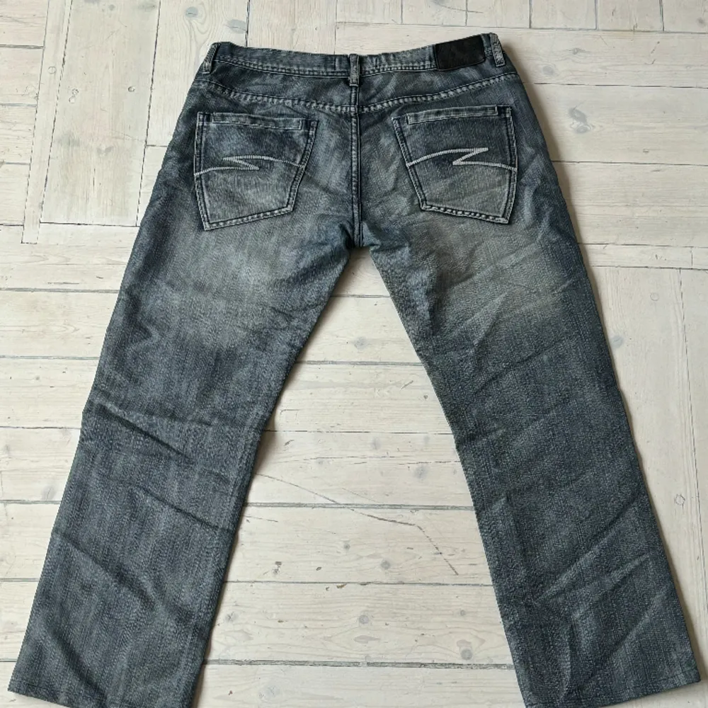 Otroligt snygga jeans med unik wash 🌊 Köpta på secondhand i Spanien och vet inte riktigt vilket märke men de är assnygga. 🔵storlek: 46🔵. Jeans & Byxor.