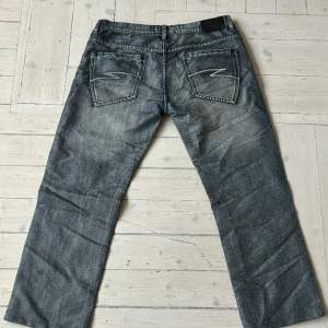 Otroligt snygga jeans med unik wash 🌊 Köpta på secondhand i Spanien och vet inte riktigt vilket märke men de är assnygga. 🔵storlek: 46🔵