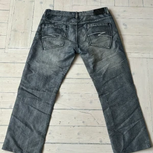 Washed jeans  - Otroligt snygga jeans med unik wash 🌊 Köpta på secondhand i Spanien och vet inte riktigt vilket märke men de är assnygga. 🔵storlek: 46🔵
