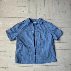 Skjorta sommar - Perfekt blå skjorta till sommaren och våren. Snygg kavajsydd krage. Kortärmad Från zara