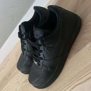 Svarta Air force 1 - Lite änvända men ändå i ganska bra skick, dom är äkta.