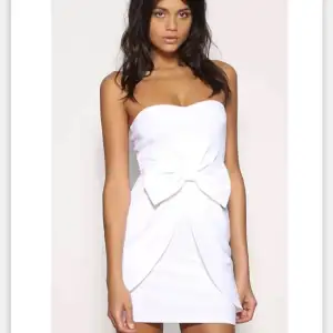 Säljer en vit klänning/bandeauklänning, aldrig kommit till användning. Storlek UK 10 (36-38). Använd gärna KÖP NU om du vill köpa.
