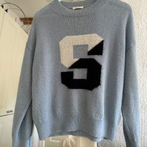 Stickad tröja från Sandro Paris, storlek 2 (xs)! Superfin och unik 😍
