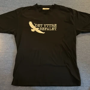 47. Svart det yttre befälet T-shirt XXL - Det yttre befälet merch gjord av bandet själva. Svart t-shirt i bra skick. 