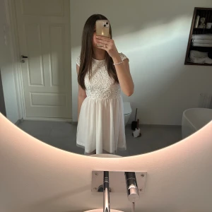 Vit klänning - Jättefin vit stundent/konfirmations klänning! Helt oanvänd💗Skriv för fler bilder, säljs pågrund av att jag köpte i fel strl. 