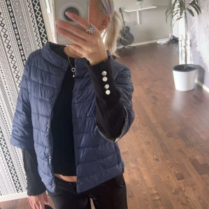 Trekvartsärmad jacka! 💙💙 - Superfin blå trekvartsärmad jacka, nyskick 💙💙 det är knappar som man stänger jackan med och är 1,67 som referens! 🙌🏽