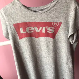 Levis t-shirt i storlek S, mycket bra skick!
