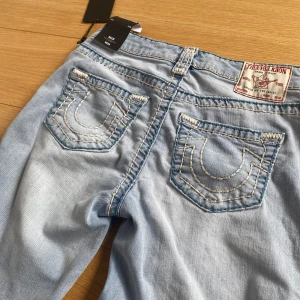 True religion jeans  - Mid Rise, är 177 cm och de sitter bra på längden 