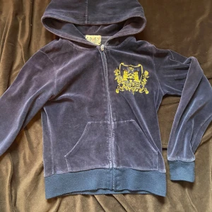 Vintage juicy couture kofta - Vintage juicy couture kofta i storlek M med broderat tryck <3