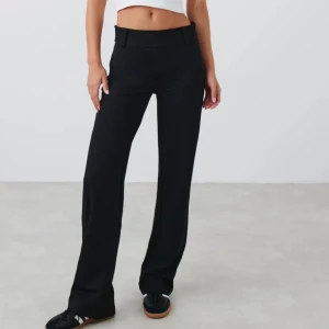 Straight pocket trousers Gina tricot - Säljer dessa snygga kostymbyxor från gina tricot, nya med prislapp kvar då de inte passade mig 💞