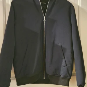 Navy Blue Matinique Bomber Jacket - En navy blue matinique bomber jacka. Inte använd, därför den säljs
