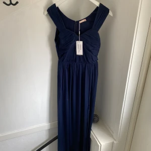 Balklänning - Så fin helt oanvänd marinblå balklänning med lappen kvar från Nelly! Köpt för 899kr🫶🏼