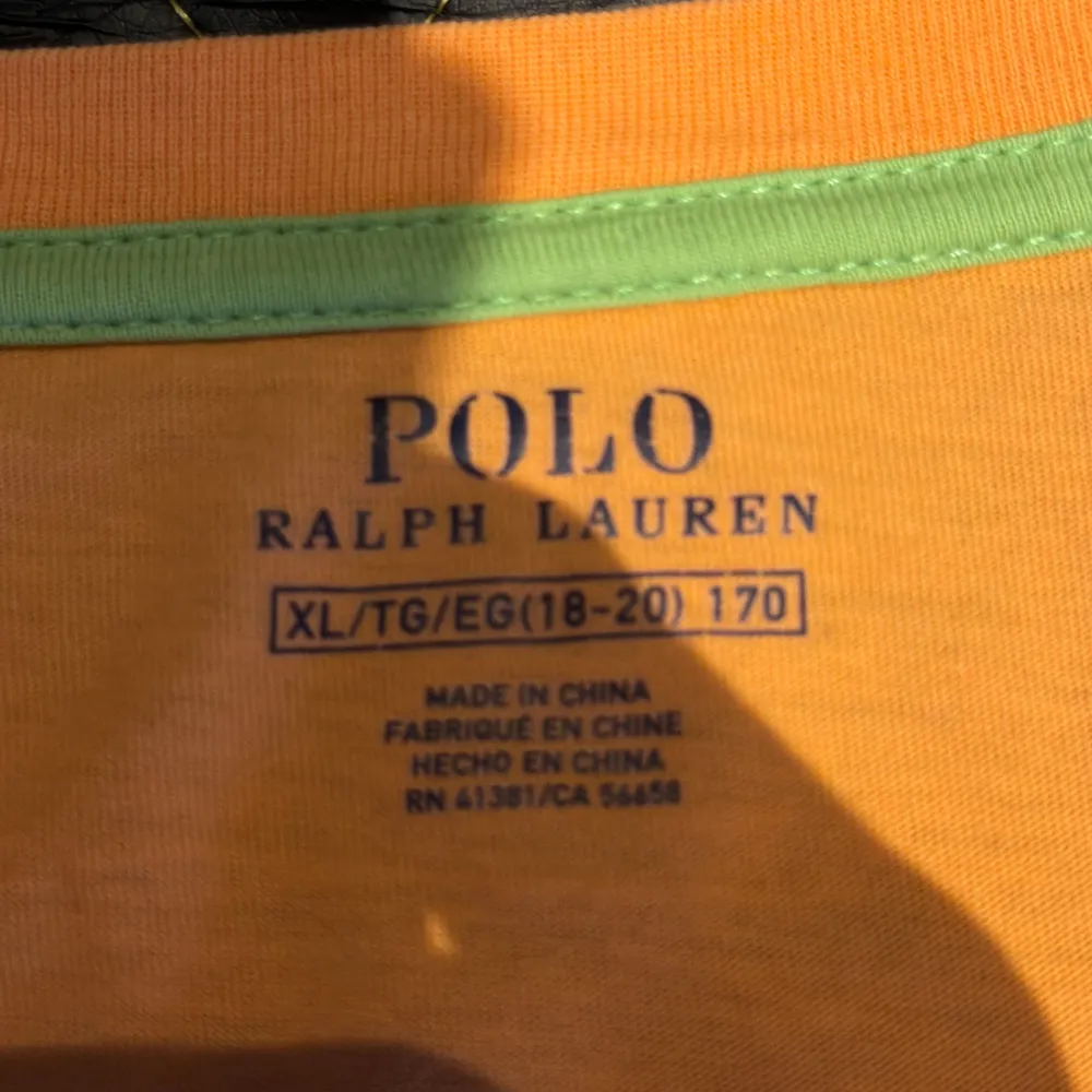 Ralph Lauren t-shirt i väldigt bra skick!  Modellen är 183cm och väger 72kg!   OBS! Storlek är XL sitter som M! . T-shirts.