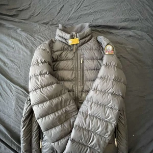 Parajumpes Jacka - Nu säljer vi denna feta Parajumpers jackan! Riktigt fet och perfekt nu i våren. Storlek L. Skick 8/10. Vid frågor hittar ni oss i DM!🙌🏼  Självklart äkta❗️
