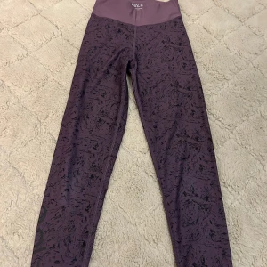 Tränings byxor  - Säljer dessa tränings byxor som är i bra skick och använda ett fåtal gånger 