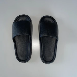 Tofflor - Svarta tofflor strl 38 men lite små så snarare för en 37. Inte så tunga. Kan skickas eller mötas upp på södra sidan 🌷🩷