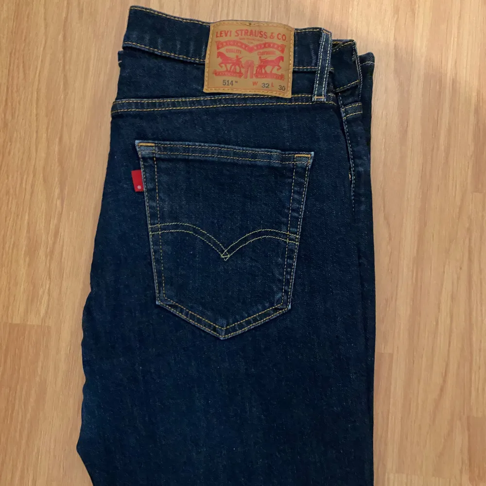 Letar du efter ett par klassiska mörkblåa jeans? Då har jag precis vad du behöver! Dessa jeans är i använd skick men fortfarande i bra skick för att ge dig den perfekta   passformen och stilen du letar efter. Storlek 32/30. . Jeans & Byxor.