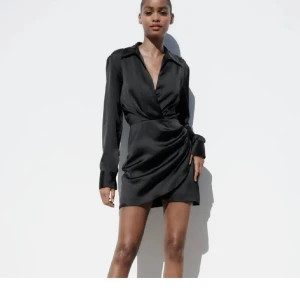 Zara klänning - Jättefin klänning som var väldigt populär för något år sedan, använd 1 gång dessvärre och därför säljer jag den. Den är i fint skick och nästan som ny 🩷