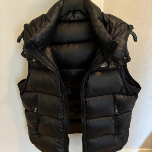 Moncler Väst - Säljer nu min moncler väst, använt fåtal gånger är i väldigt bra skick.