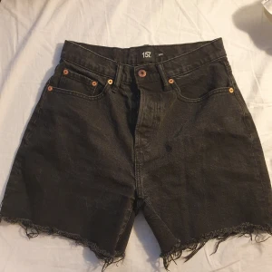 Jeansshorts  - Svarta jeansshorts i storlek S från lager 157. 40kr+frakt