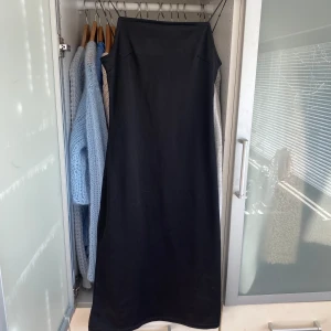 Klänning - Svart klänning med tunna axelband 