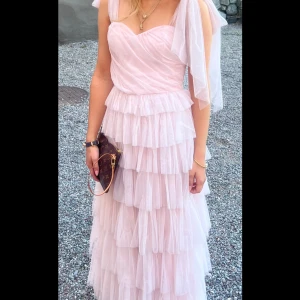 Lace and beads klänning  - Säljer denna så söta klänning som är prefekt att ha på bal eller liknande. Den är i stolek xs men passar s. Man kan även justera banden💕Deremot är den upplagd så den passar mig som är 155🫶🏼 KAN GÅ NER I PRIS VID SNABB AFFÄR❤️‍🔥❤️‍🔥