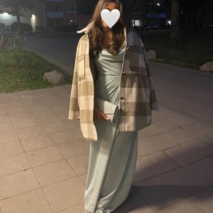 Balklänning  - Säljer nu min fina balklänning, den är superfin och lång. Jag är 162 och den var superbra längd när jag hade klackar. Den är v ringad och om man vill kan man ha en säkerhetsnål. Den är lite turkos/grön, köptes i bubbleroom💕