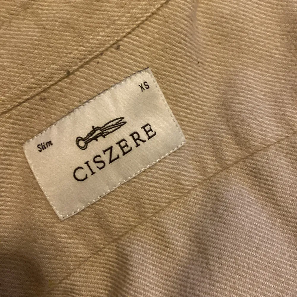 En övershirt som är slim och storlek XS, av märket Ciszere. Inte använd alls mycket och är i gott skick. Hoodies.