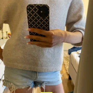 Jeans shorts - Säljer mina jeans shorts från zara i storlek 34. Köpte dom här på Plick men säljer dom då dom är för små💗