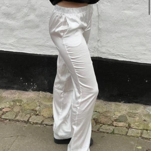 Low waist Satin byxor  - Säljer mina lågmidjade satin byxor från DesignBySi då de inte passar mig!! Passar perfekt till sommaren😍 Nypris 484kr 